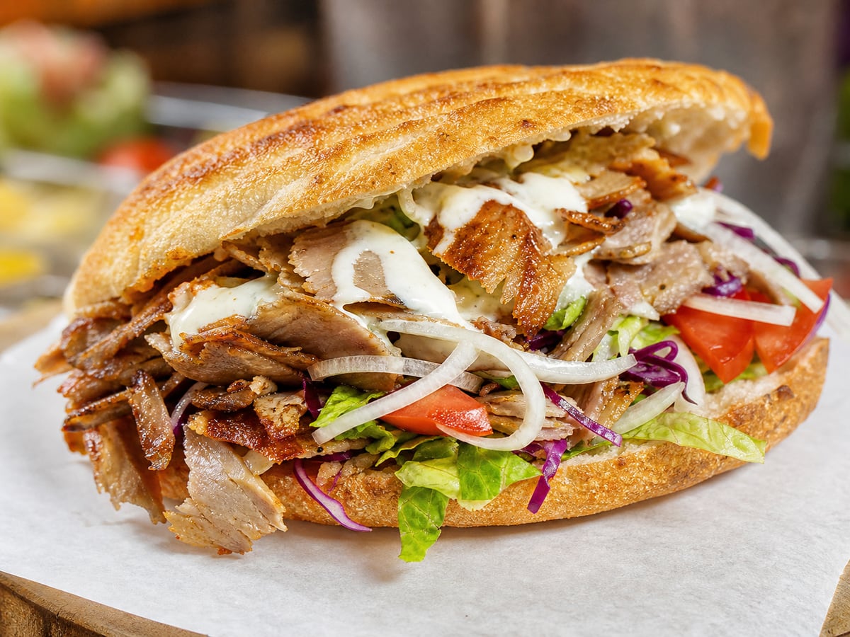 Döner im Brot mit frischem Salat